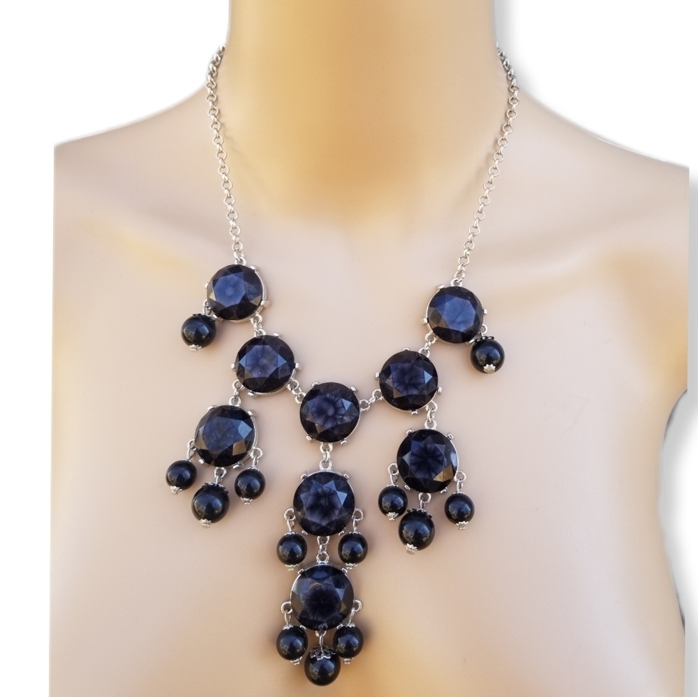 NY COLLECTION  SILVERTONE CHAIN & BLACK STARBURST CABACHONS STATEMENT  NECKLACE